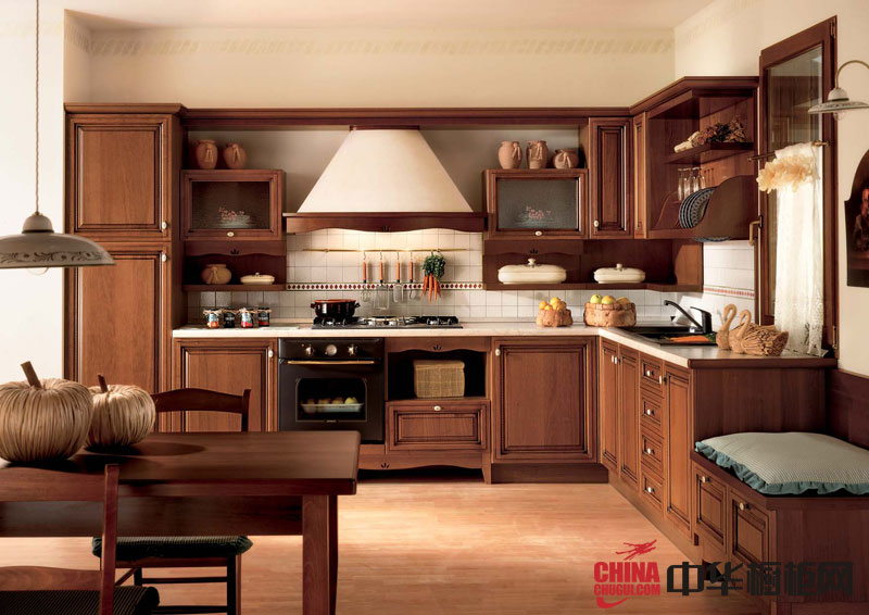 古典风格整体橱柜效果图 棕褐色实木橱柜图片 厨房整体橱柜效果图欣赏