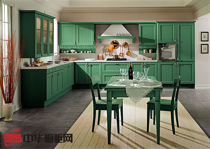 欧式田园风格实木橱柜图片 深绿色厨房装修效果图欣赏