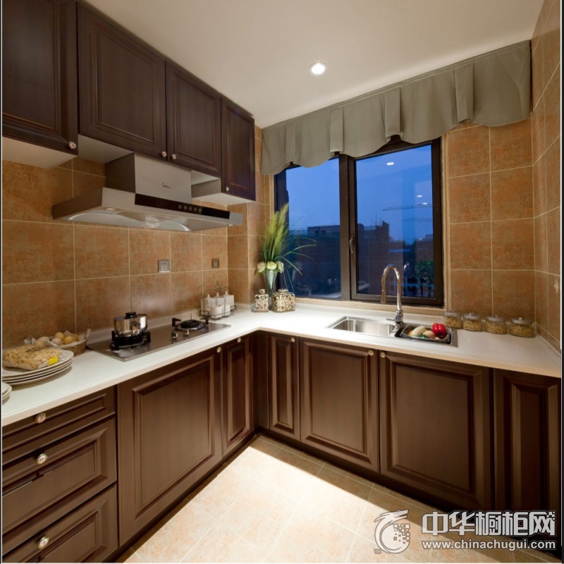 中式风格厨房图片  棕色橱柜装修效果图