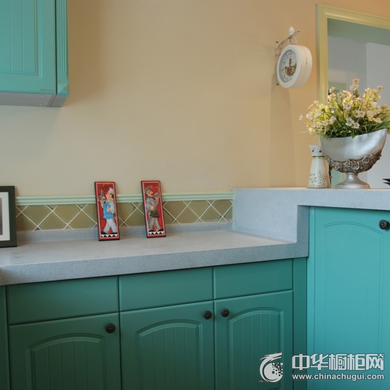 地中海风格绿色厨房橱柜装修实景图 绿色橱柜装修效果图