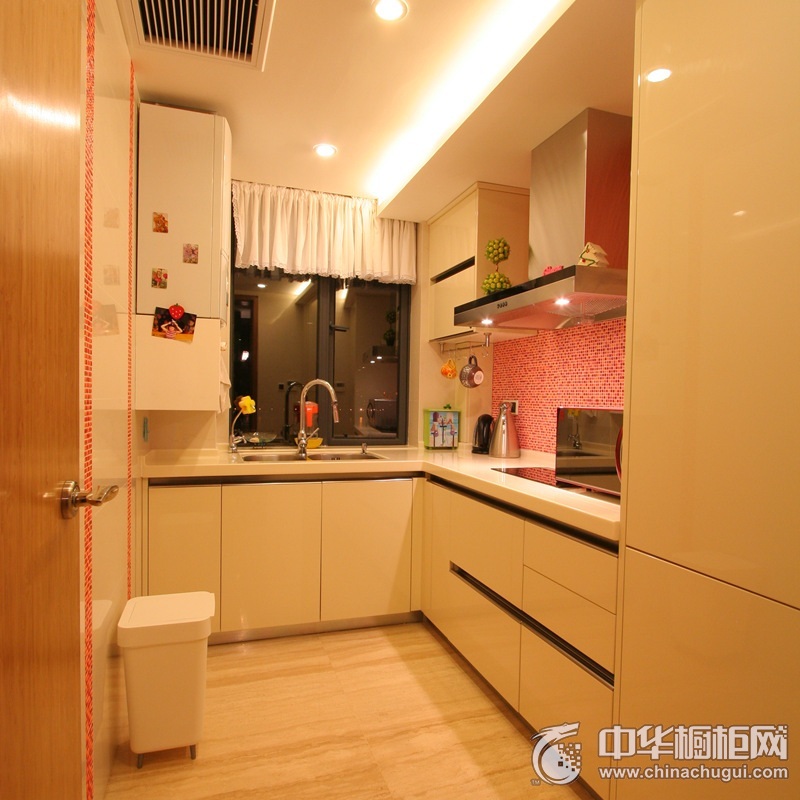 小厨房整体橱柜装修效果图 个性而充满活力的布局