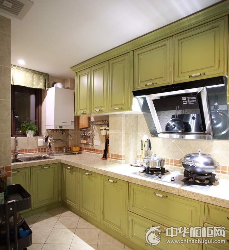 清新绿色美式风格厨房橱柜装修实景图 L型整体橱柜图片