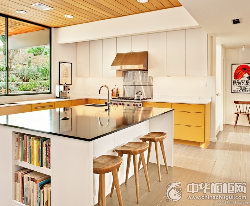 整洁厨房黄色橱柜装修实景图 岛型整体橱柜装修效果图