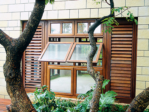 森鹰铝包木窗效果图 方便清洁纯木外开窗家装效果图